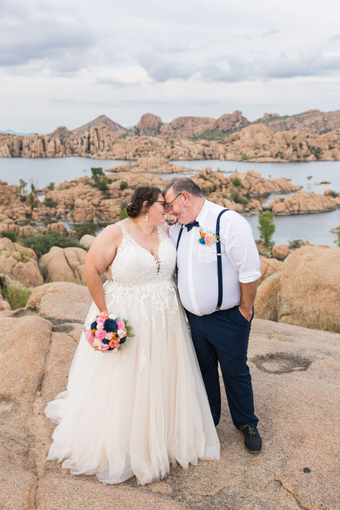 plus size bride and groom at watson lake in prescott arizona