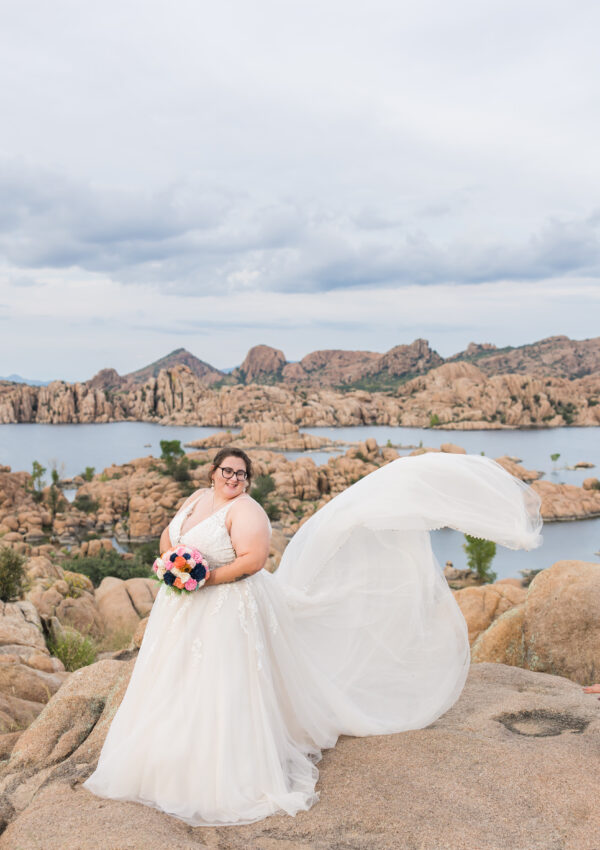 plus size bride and groom at watson lake in prescott arizona